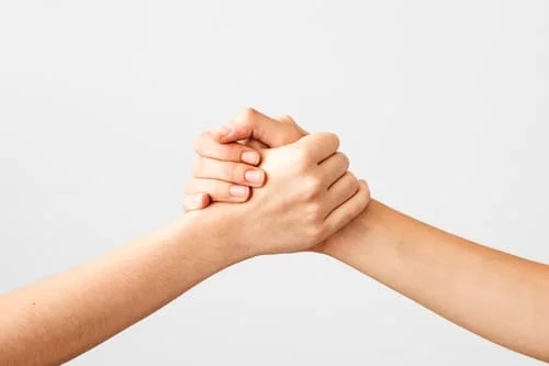 Пациенты держаться за руки